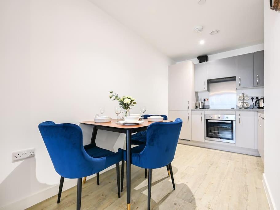 Stylish & Spacious Salford Quays One Bedroom High Floor Apartment With Balcony مانشستر المظهر الخارجي الصورة